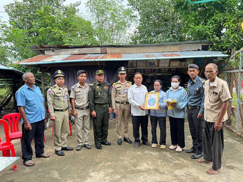 អ.ន.ក ស្រុកថ្មគោល  នាំយកថវិកាបេឡាមរណសង្គ្រោះជូនគ្រួសារសពអតីតយុទ្ធជនមួយគ្រួសារ - Image 2