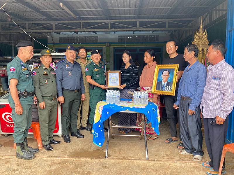 អ.ន.ក ស្រុកស្វាយចេក នាំយកថវិកាបេឡាមរណសង្គ្រោះជូនគ្រួសារសពអតីតយុទ្ធជនមួយគ្រួសារ - Image 2