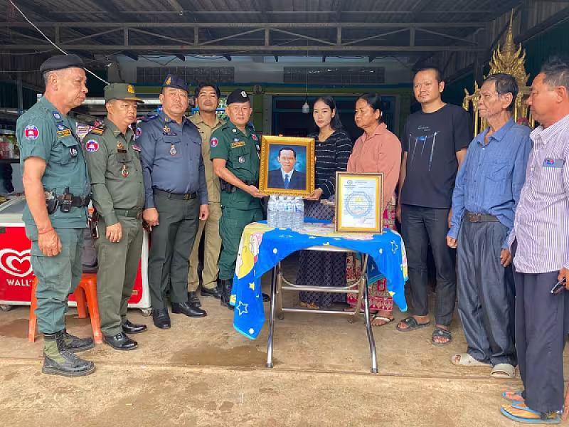 អ.ន.ក ស្រុកស្វាយចេក នាំយកថវិកាបេឡាមរណសង្គ្រោះជូនគ្រួសារសពអតីតយុទ្ធជនមួយគ្រួសារ - Image 3