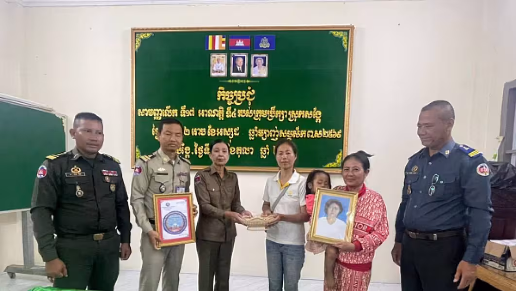 អ.ន.ក ស្រុកសង្កែ នាំយកថវិកាបេឡាមរណសង្គ្រោះជូនគ្រួសារសពអតីតយុទ្ធជនមួយគ្រួសារ - Image 2