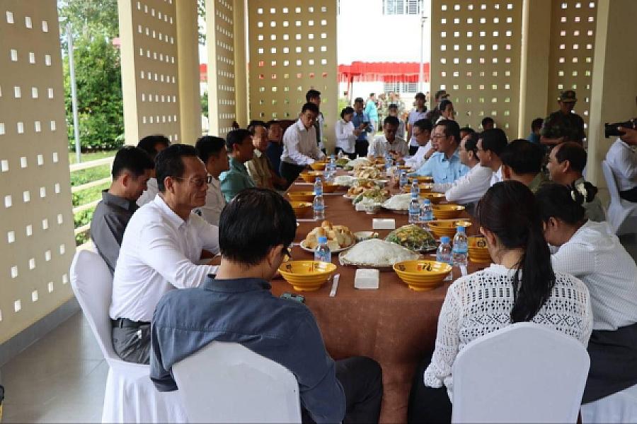 ឯកឧត្តម សាយ សំអាល់ ចុះជួបសំណេះសំណាល និងពិសារអាហារសាមគ្គី ជាមួយអតីតយុទ្ធជនក្នុងខេត្តព្រះសីហនុ - Image 4