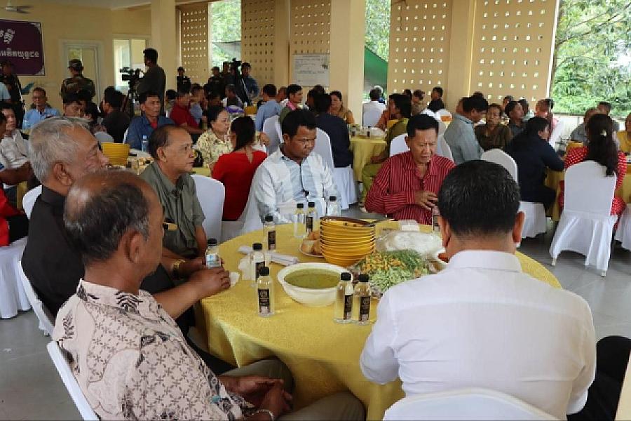 ឯកឧត្តម សាយ សំអាល់ ចុះជួបសំណេះសំណាល និងពិសារអាហារសាមគ្គី ជាមួយអតីតយុទ្ធជនក្នុងខេត្តព្រះសីហនុ - Image 6