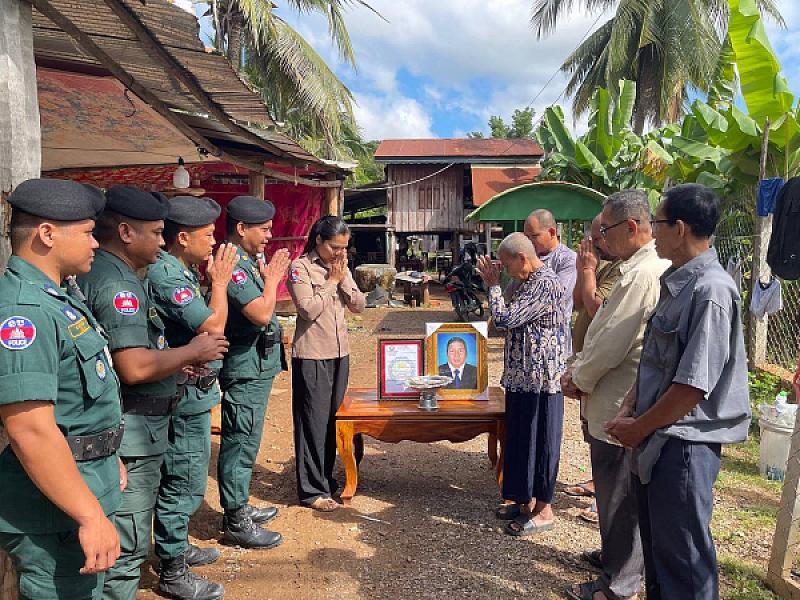 អ.ន.ក ខេត្តបន្ទាយមានជ័យ នាំយកថវិកា​បេឡាមរណ​សង្គ្រោះ​ជូនគ្រួសារ​សព​អតីត​យុទ្ធ​ជន​ចំនួន ២គ្រួសារ - Image 2