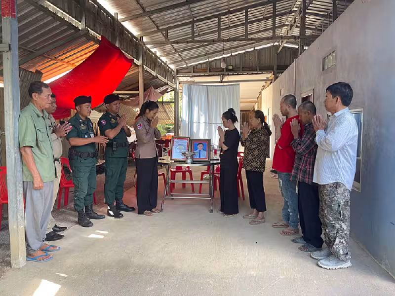 អ.ន.ក ខេត្តបន្ទាយមានជ័យ នាំយកថវិកា​បេឡាមរណ​សង្គ្រោះ​ជូនគ្រួសារ​សព​អតីត​យុទ្ធ​ជន​ចំនួន ២គ្រួសារ - Image 3