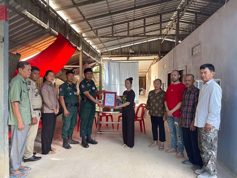 អ.ន.ក ខេត្តបន្ទាយមានជ័យ នាំយកថវិកា​បេឡាមរណ​សង្គ្រោះ​ជូនគ្រួសារ​សព​អតីត​យុទ្ធ​ជន​ចំនួន ២គ្រួសារ - Image 4