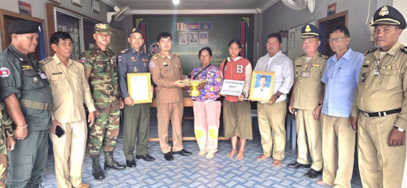 អ.ន.ក ស្រុកកំរៀង នាំយកថវិកា​បេឡាមរណ​សង្គ្រោះ​ជូនគ្រួសារ​សព​អតីត​យុទ្ធ​ជន​ចំនួន ២គ្រួសារ - Image 2