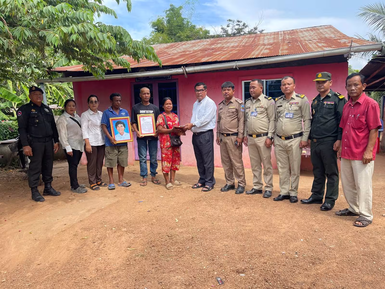 អ.ន.ក ស្រុកមោងឫស្សី នាំយកថវិកាបេឡាមរណសង្គ្រោះជូនគ្រួសារសពអតីតយុទ្ធជនមួយគ្រួសារ