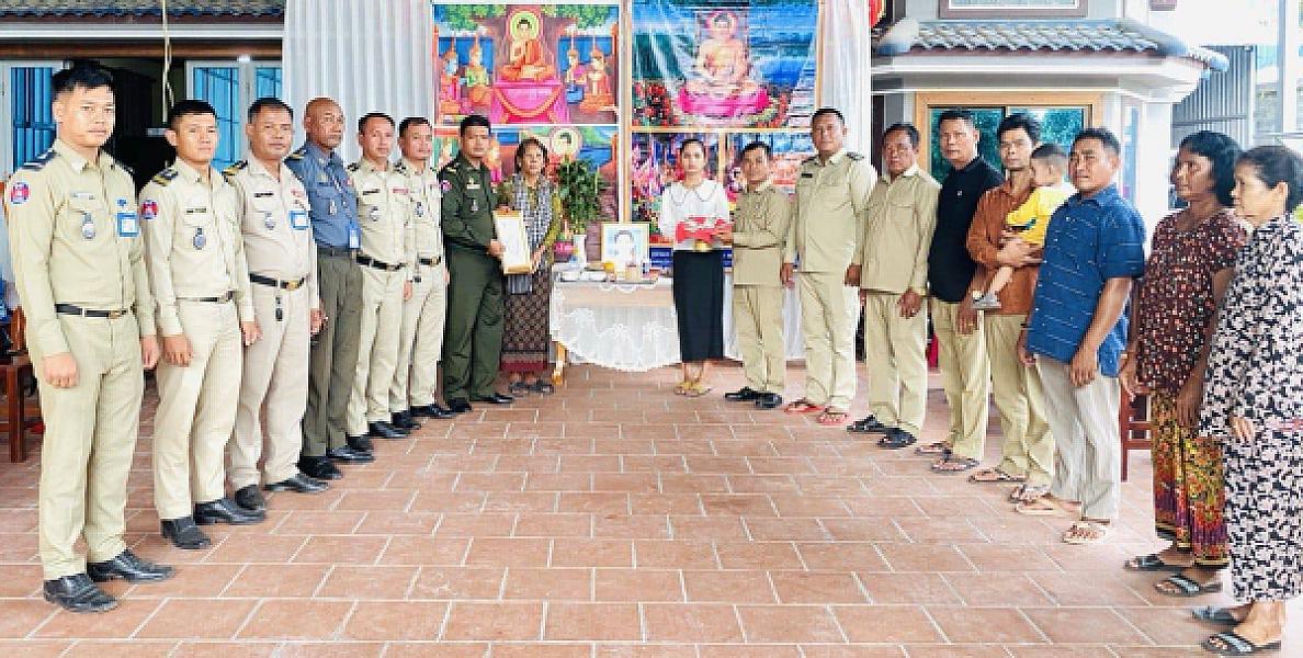 អ.ន.ក ស្រុកសំរោងទង នាំយកថវិកាបេឡាមរណសង្គ្រោះជូនគ្រួសារសពអតីតយុទ្ធជនមួយគ្រួសារ