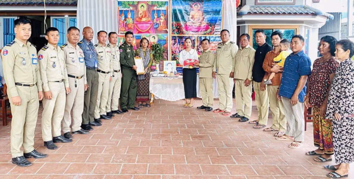 អ.ន.ក ស្រុកសំរោងទង នាំយកថវិកាបេឡាមរណសង្គ្រោះជូនគ្រួសារសពអតីតយុទ្ធជនមួយគ្រួសារ