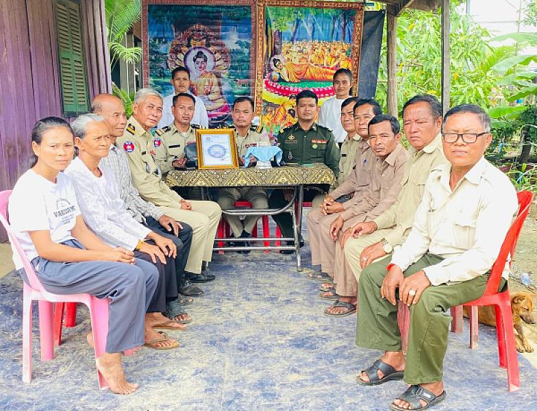 អ.ន.ក ស្រុកសំរោងទង នាំយកថវិកាបេឡាមរណសង្គ្រោះជូនគ្រួសារសពអតីតយុទ្ធជនមួយគ្រួសារ - Image 4