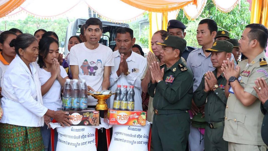 ឧត្ដមសេនីយ៍​ទោ​ សោម​ ស៊ុន​ នាំយក​ថវិកា​បេឡាមរណ​សង្គ្រោះ​ ជូនគ្រួសារសពអតីតយុទ្ធជនមួុយគ្រួសារ ក្នុងខេត្ត​កំពង់ធំ​  - Image 2