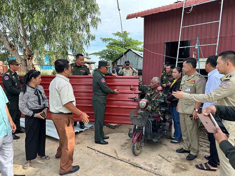 មេបញ្ជាការយោធភូមិភាគកណ្តាល នាំយកអំណោយជួយដល់អតីតយុទ្ធជនពិការក្នុងក្រុងតាខ្មៅ - Image 7