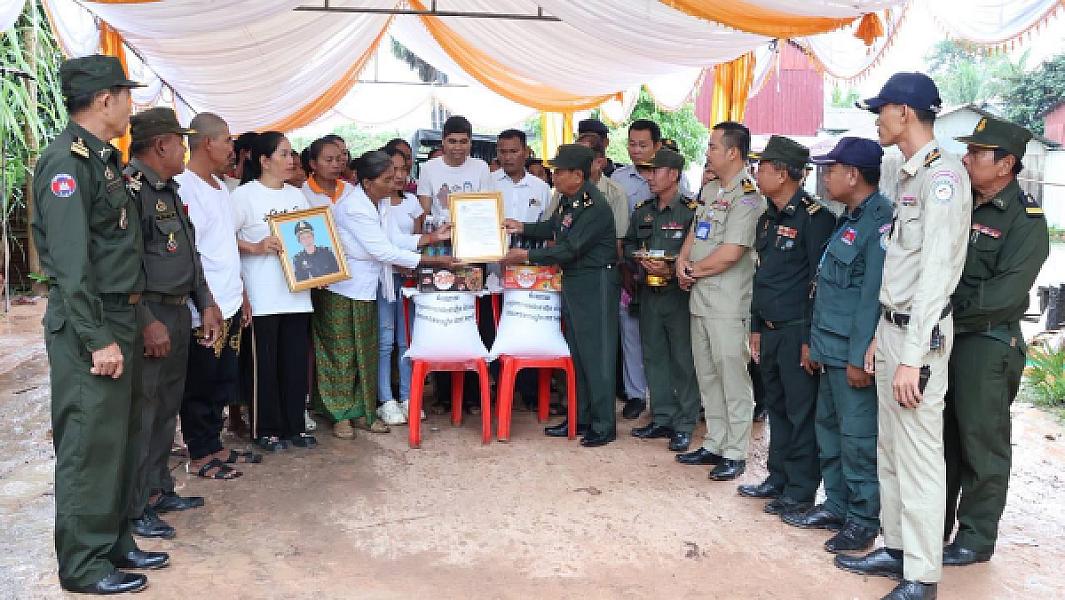 ឧត្ដមសេនីយ៍​ទោ​ សោម​ ស៊ុន​ នាំយក​ថវិកា​បេឡាមរណ​សង្គ្រោះ​ ជូនគ្រួសារសពអតីតយុទ្ធជនមួុយគ្រួសារ ក្នុងខេត្ត​កំពង់ធំ​  - Image 3