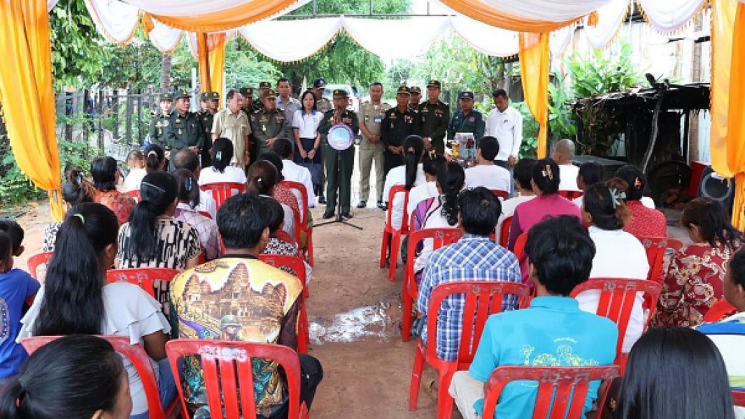 ឧត្ដមសេនីយ៍​ទោ​ សោម​ ស៊ុន​ នាំយក​ថវិកា​បេឡាមរណ​សង្គ្រោះ​ ជូនគ្រួសារសពអតីតយុទ្ធជនមួុយគ្រួសារ ក្នុងខេត្ត​កំពង់ធំ​  - Image 4