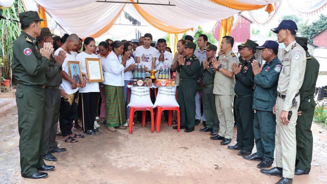 ឧត្ដមសេនីយ៍​ទោ​ សោម​ ស៊ុន​ នាំយក​ថវិកា​បេឡាមរណ​សង្គ្រោះ​ ជូនគ្រួសារសពអតីតយុទ្ធជនមួុយគ្រួសារ ក្នុងខេត្ត​កំពង់ធំ​  - Image 5