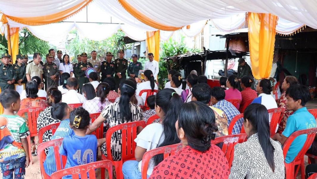 ឧត្ដមសេនីយ៍​ទោ​ សោម​ ស៊ុន​ នាំយក​ថវិកា​បេឡាមរណ​សង្គ្រោះ​ ជូនគ្រួសារសពអតីតយុទ្ធជនមួុយគ្រួសារ ក្នុងខេត្ត​កំពង់ធំ​  - Image 6