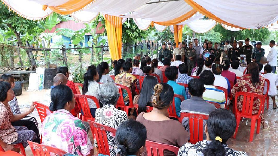 ឧត្ដមសេនីយ៍​ទោ​ សោម​ ស៊ុន​ នាំយក​ថវិកា​បេឡាមរណ​សង្គ្រោះ​ ជូនគ្រួសារសពអតីតយុទ្ធជនមួុយគ្រួសារ ក្នុងខេត្ត​កំពង់ធំ​  - Image 7