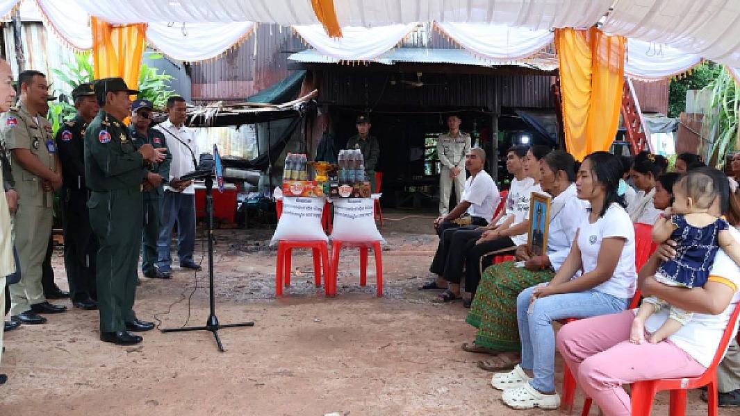 ឧត្ដមសេនីយ៍​ទោ​ សោម​ ស៊ុន​ នាំយក​ថវិកា​បេឡាមរណ​សង្គ្រោះ​ ជូនគ្រួសារសពអតីតយុទ្ធជនមួុយគ្រួសារ ក្នុងខេត្ត​កំពង់ធំ​  - Image 8