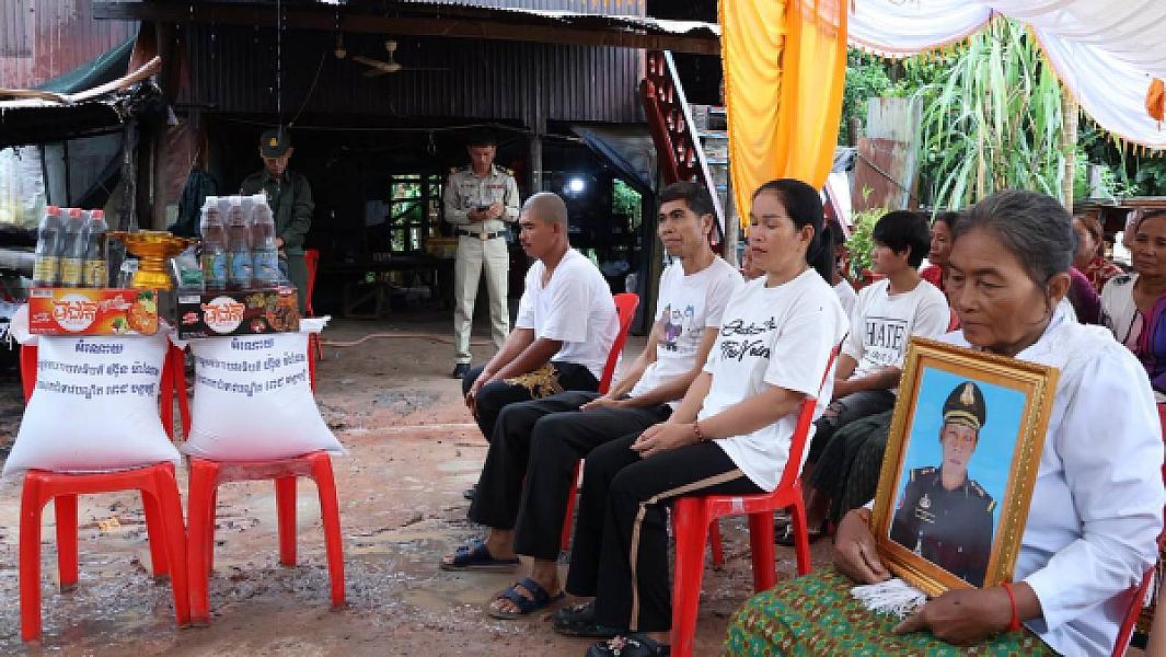 ឧត្ដមសេនីយ៍​ទោ​ សោម​ ស៊ុន​ នាំយក​ថវិកា​បេឡាមរណ​សង្គ្រោះ​ ជូនគ្រួសារសពអតីតយុទ្ធជនមួុយគ្រួសារ ក្នុងខេត្ត​កំពង់ធំ​  - Image 9