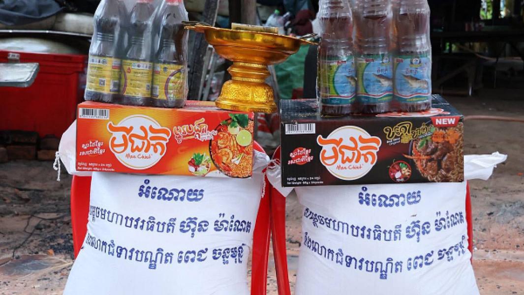 ឧត្ដមសេនីយ៍​ទោ​ សោម​ ស៊ុន​ នាំយក​ថវិកា​បេឡាមរណ​សង្គ្រោះ​ ជូនគ្រួសារសពអតីតយុទ្ធជនមួុយគ្រួសារ ក្នុងខេត្ត​កំពង់ធំ​  - Image 10