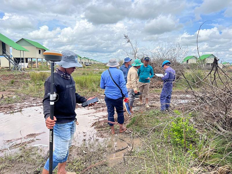 អ.ន.ក ស្រុកគាស់ក្រឡ ចុះបោះកំណត់ទីតាំងសាងសង់ផ្ទះបន្ថែម និងពិនិត្យដំឡើងបង្គោលតភ្ជាប់បណ្តាញអគ្គិសនី  - Image 2