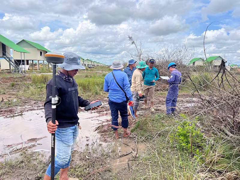 អ.ន.ក ស្រុកគាស់ក្រឡ ចុះបោះកំណត់ទីតាំងសាងសង់ផ្ទះបន្ថែម និងពិនិត្យដំឡើងបង្គោលតភ្ជាប់បណ្តាញអគ្គិសនី  - Image 2
