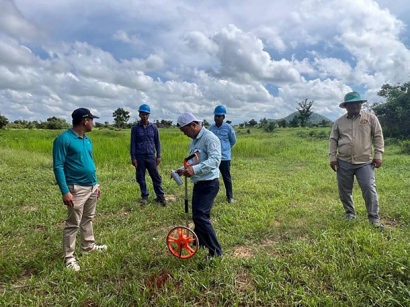 អ.ន.ក ស្រុកគាស់ក្រឡ ចុះបោះកំណត់ទីតាំងសាងសង់ផ្ទះបន្ថែម និងពិនិត្យដំឡើងបង្គោលតភ្ជាប់បណ្តាញអគ្គិសនី  - Image 3