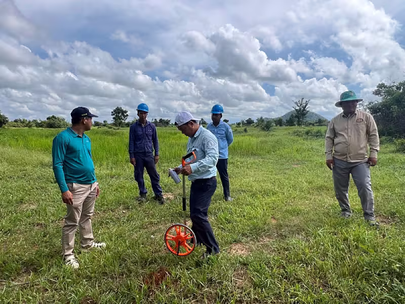 អ.ន.ក ស្រុកគាស់ក្រឡ ចុះបោះកំណត់ទីតាំងសាងសង់ផ្ទះបន្ថែម និងពិនិត្យដំឡើងបង្គោលតភ្ជាប់បណ្តាញអគ្គិសនី  - Image 3