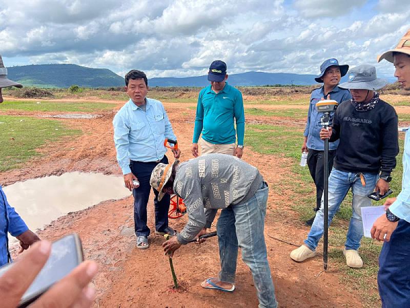 អ.ន.ក ស្រុកគាស់ក្រឡ ចុះបោះកំណត់ទីតាំងសាងសង់ផ្ទះបន្ថែម និងពិនិត្យដំឡើងបង្គោលតភ្ជាប់បណ្តាញអគ្គិសនី  - Image 4