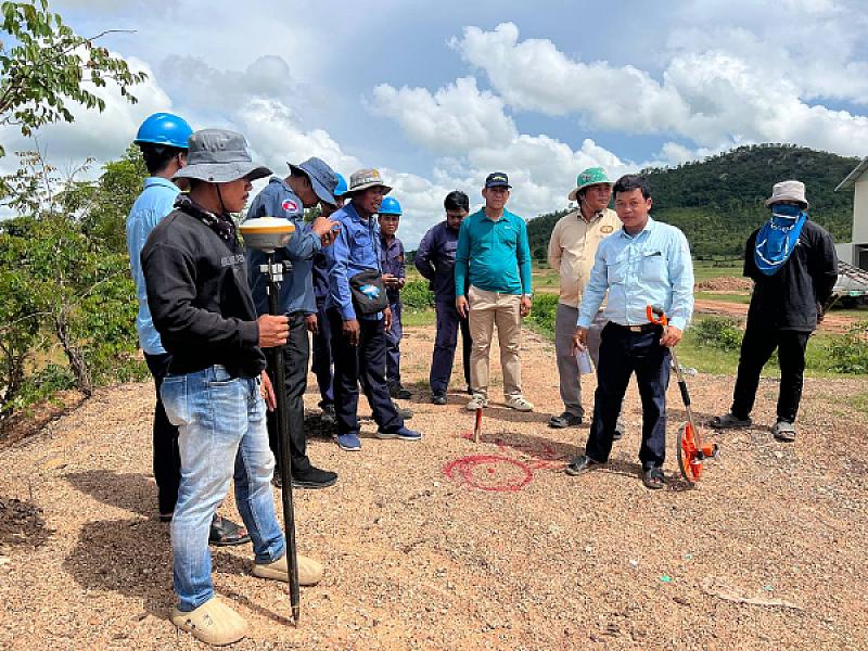 អ.ន.ក ស្រុកគាស់ក្រឡ ចុះបោះកំណត់ទីតាំងសាងសង់ផ្ទះបន្ថែម និងពិនិត្យដំឡើងបង្គោលតភ្ជាប់បណ្តាញអគ្គិសនី  - Image 5