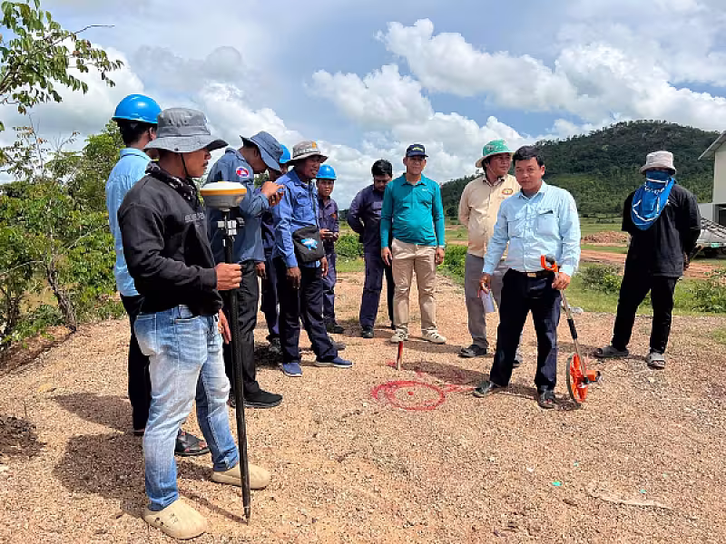 អ.ន.ក ស្រុកគាស់ក្រឡ ចុះបោះកំណត់ទីតាំងសាងសង់ផ្ទះបន្ថែម និងពិនិត្យដំឡើងបង្គោលតភ្ជាប់បណ្តាញអគ្គិសនី  - Image 5