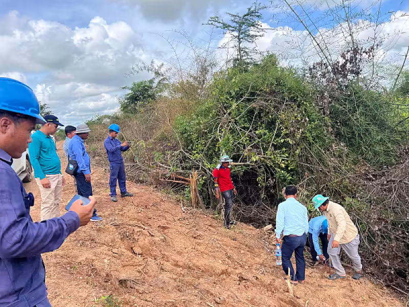 អ.ន.ក ស្រុកគាស់ក្រឡ ចុះបោះកំណត់ទីតាំងសាងសង់ផ្ទះបន្ថែម និងពិនិត្យដំឡើងបង្គោលតភ្ជាប់បណ្តាញអគ្គិសនី  - Image 6