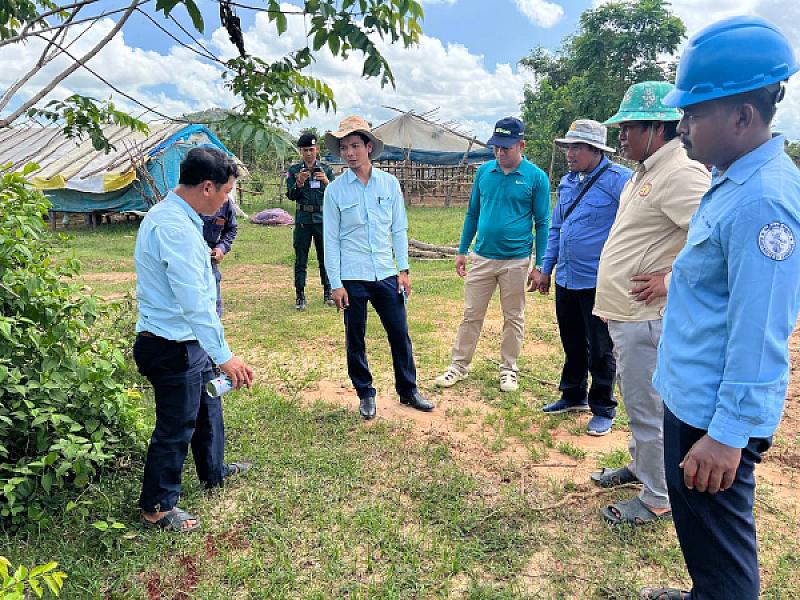 អ.ន.ក ស្រុកគាស់ក្រឡ ចុះបោះកំណត់ទីតាំងសាងសង់ផ្ទះបន្ថែម និងពិនិត្យដំឡើងបង្គោលតភ្ជាប់បណ្តាញអគ្គិសនី  - Image 7