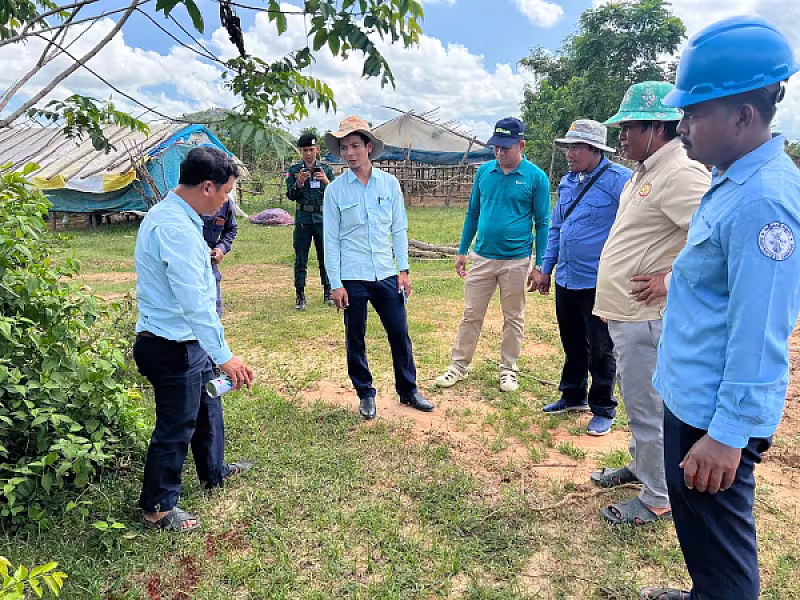 អ.ន.ក ស្រុកគាស់ក្រឡ ចុះបោះកំណត់ទីតាំងសាងសង់ផ្ទះបន្ថែម និងពិនិត្យដំឡើងបង្គោលតភ្ជាប់បណ្តាញអគ្គិសនី  - Image 7