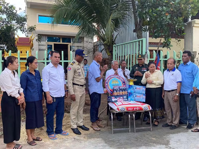 អ.ន.ក ស្រុកកៀនស្វាយ នាំយកថវិកាបេឡាមរណសង្គ្រោះជូនគ្រួសារសពអតីតយុទ្ធជនមួយគ្រួសារ - Image 4