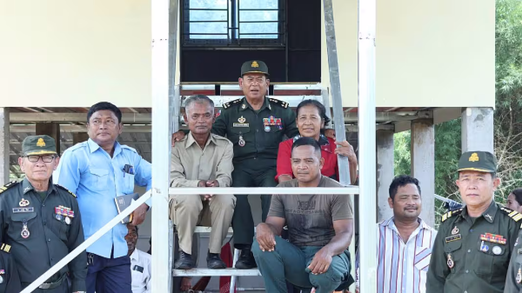 អតីតយុទ្ធជនជួបការលំបាករស់នៅខេត្តកំពង់ធំទទួលបានផ្ទះថ្មី អំណោយដ៏ថ្លៃថ្លារបស់សម្ដេចតេជោ - Image 2