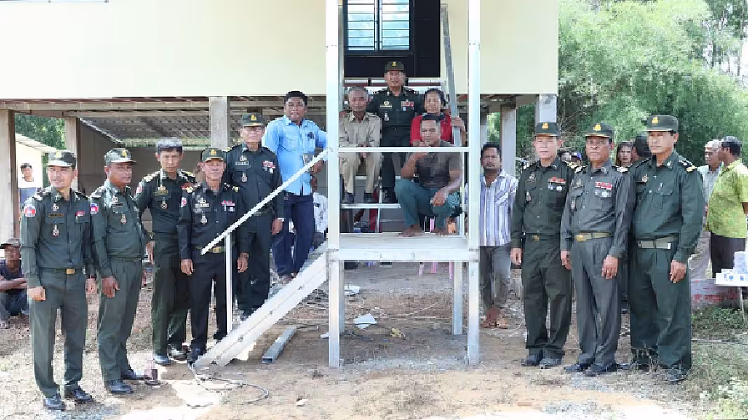 អតីតយុទ្ធជនជួបការលំបាករស់នៅខេត្តកំពង់ធំទទួលបានផ្ទះថ្មី អំណោយដ៏ថ្លៃថ្លារបស់សម្ដេចតេជោ - Image 3