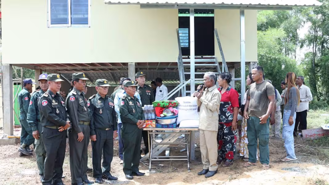 អតីតយុទ្ធជនជួបការលំបាករស់នៅខេត្តកំពង់ធំទទួលបានផ្ទះថ្មី អំណោយដ៏ថ្លៃថ្លារបស់សម្ដេចតេជោ - Image 4