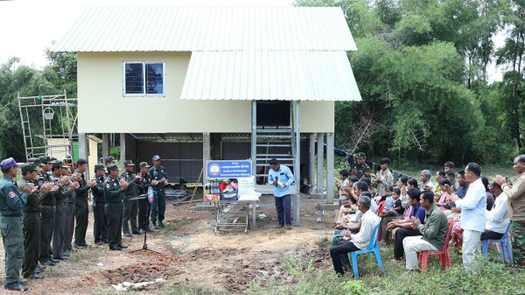 អតីតយុទ្ធជនជួបការលំបាករស់នៅខេត្តកំពង់ធំទទួលបានផ្ទះថ្មី អំណោយដ៏ថ្លៃថ្លារបស់សម្ដេចតេជោ - Image 6