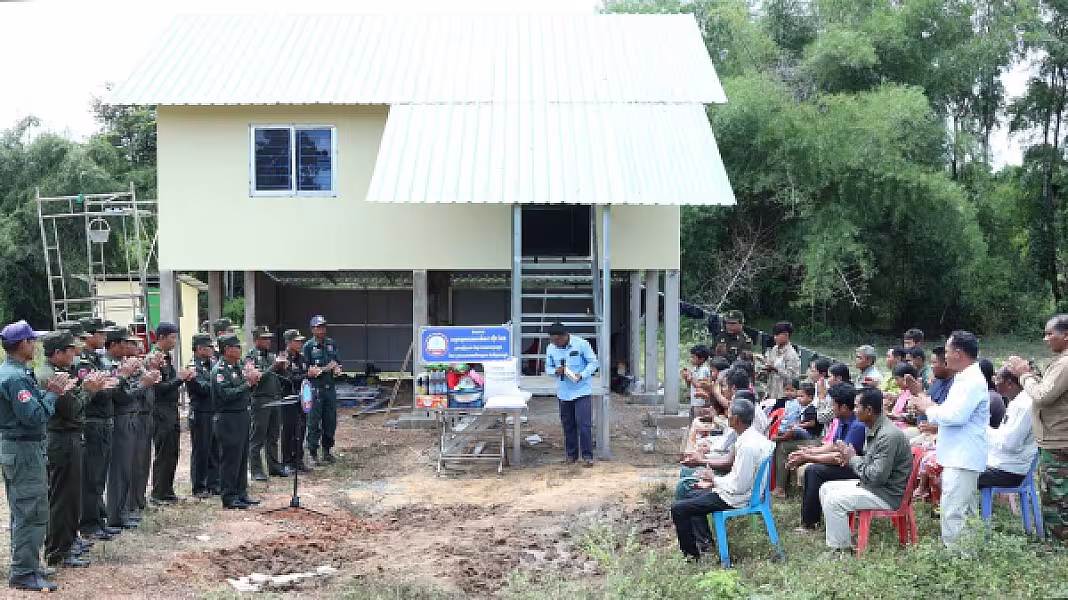 អតីតយុទ្ធជនជួបការលំបាករស់នៅខេត្តកំពង់ធំទទួលបានផ្ទះថ្មី អំណោយដ៏ថ្លៃថ្លារបស់សម្ដេចតេជោ - Image 6