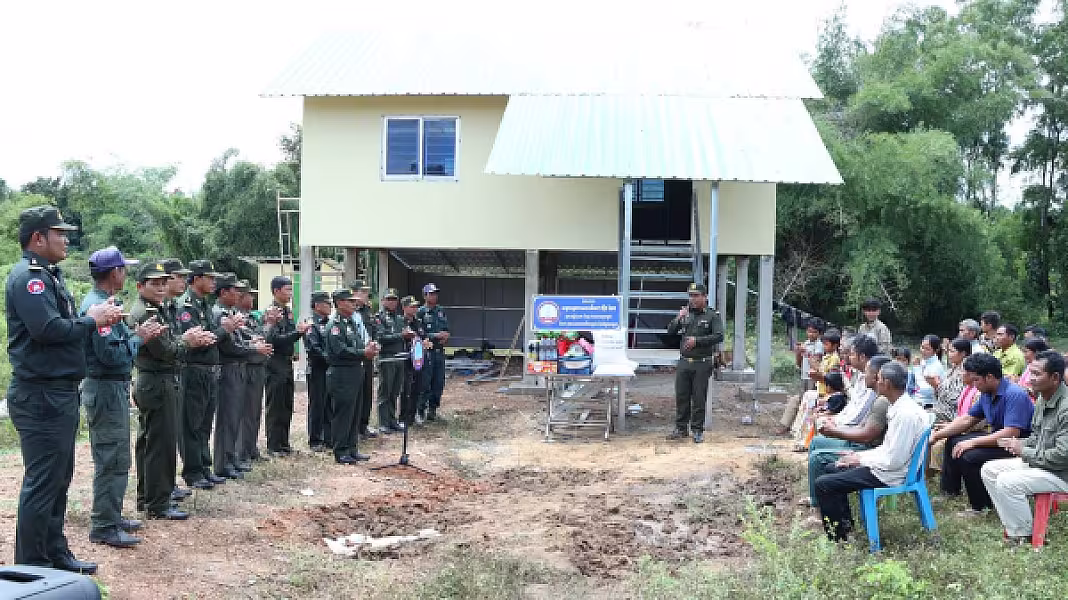 អតីតយុទ្ធជនជួបការលំបាករស់នៅខេត្តកំពង់ធំទទួលបានផ្ទះថ្មី អំណោយដ៏ថ្លៃថ្លារបស់សម្ដេចតេជោ - Image 7