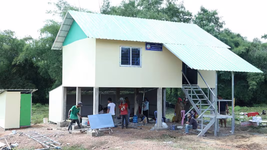 អតីតយុទ្ធជនជួបការលំបាករស់នៅខេត្តកំពង់ធំទទួលបានផ្ទះថ្មី អំណោយដ៏ថ្លៃថ្លារបស់សម្ដេចតេជោ - Image 9