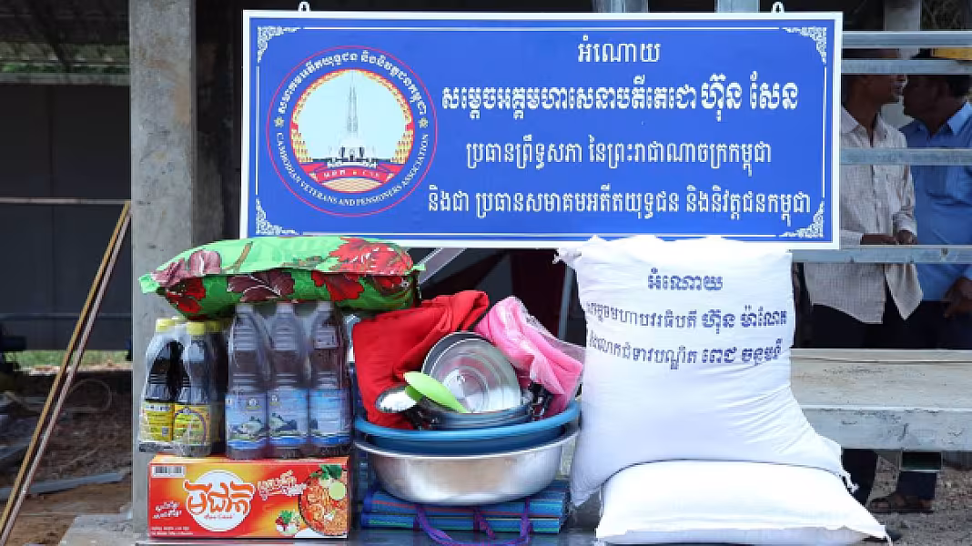 អតីតយុទ្ធជនជួបការលំបាករស់នៅខេត្តកំពង់ធំទទួលបានផ្ទះថ្មី អំណោយដ៏ថ្លៃថ្លារបស់សម្ដេចតេជោ - Image 10