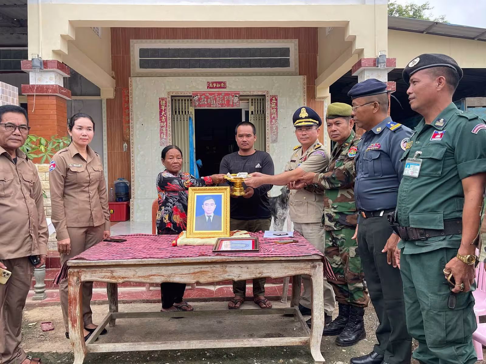 អ.ន.ក ស្រុកម៉ាឡៃ នាំយកថវិកាបេឡាមរណសង្គ្រោះជូនគ្រួសារសពអតីតយុទ្ធជនមួយគ្រួសារ