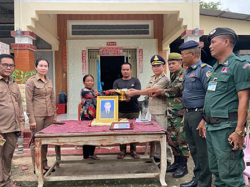 អ.ន.ក ស្រុកម៉ាឡៃ នាំយកថវិកាបេឡាមរណសង្គ្រោះជូនគ្រួសារសពអតីតយុទ្ធជនមួយគ្រួសារ