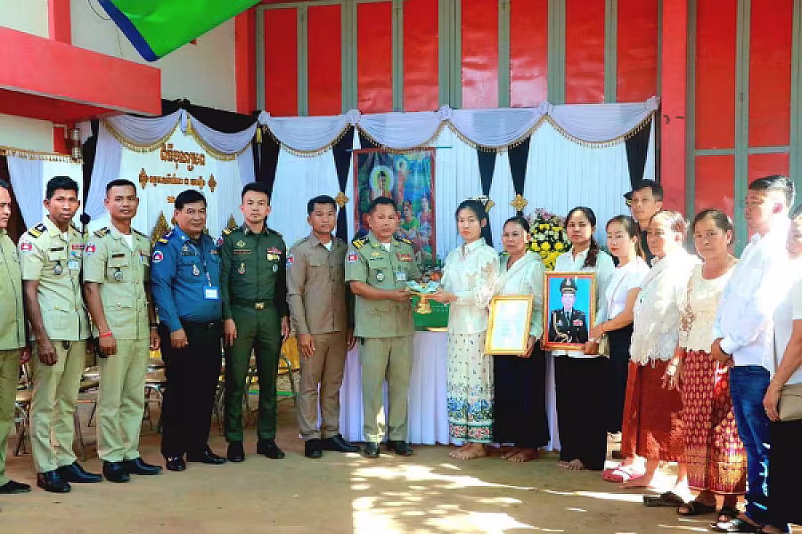 អ.ន.ក ក្រុងសំរោង នាំយកថវិកាបេឡាមរណសង្គ្រោះជូនគ្រួសារសពអតីតយុទ្ធជនមួយគ្រួសារ