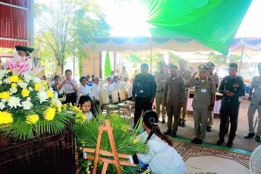 អ.ន.ក ក្រុងសំរោង នាំយកថវិកាបេឡាមរណសង្គ្រោះជូនគ្រួសារសពអតីតយុទ្ធជនមួយគ្រួសារ - Image 4