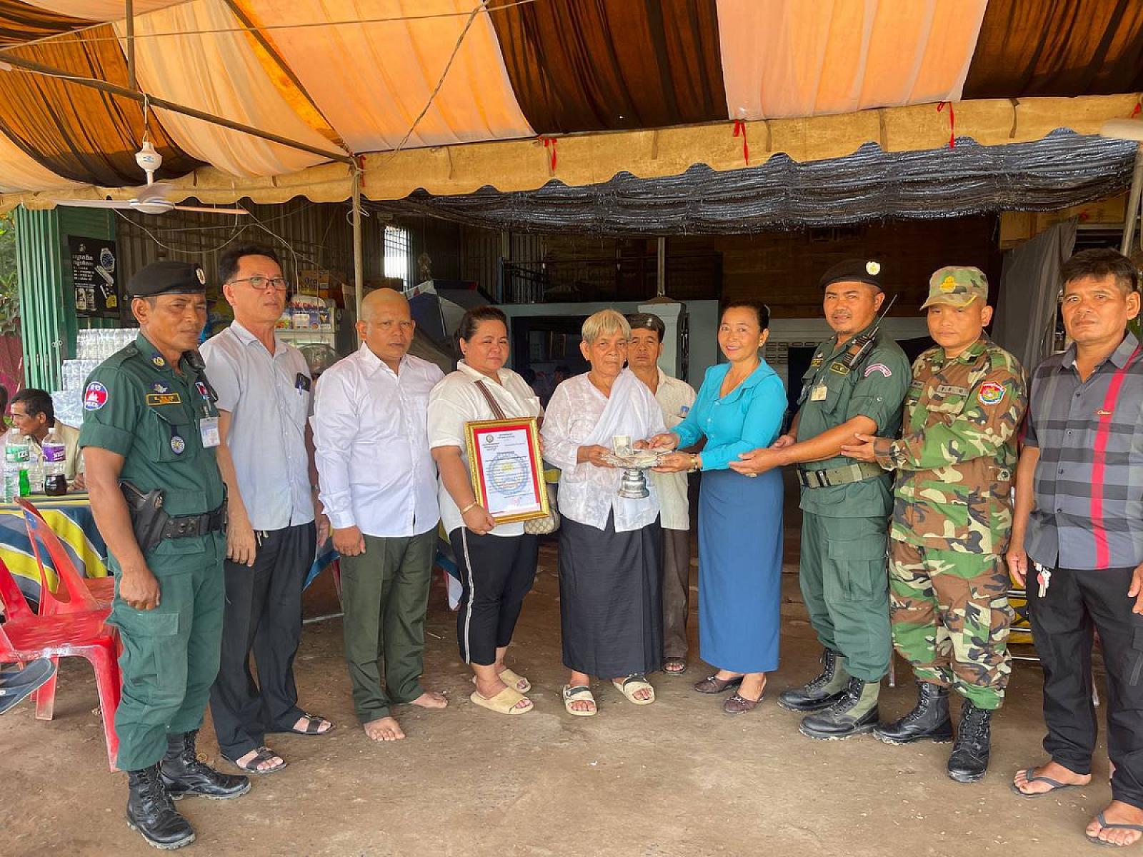 អ.ន.ក ស្រុកស្វាយចេក នាំយកថវិកាបេឡាមរណសង្គ្រោះជូនគ្រួសារសពអតីតយុទ្ធជនមួយគ្រួសារ