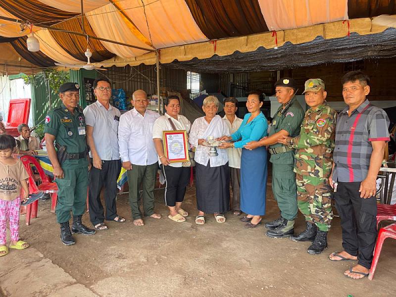 អ.ន.ក ស្រុកស្វាយចេក នាំយកថវិកាបេឡាមរណសង្គ្រោះជូនគ្រួសារសពអតីតយុទ្ធជនមួយគ្រួសារ - Image 2