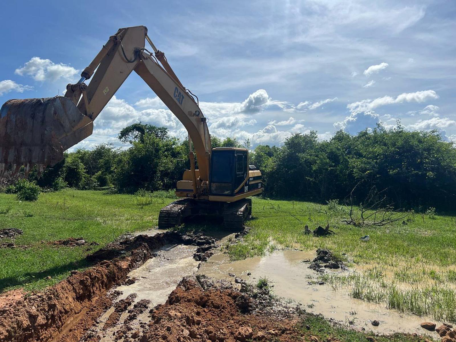 អ.ន.ក ខេត្តបាត់ដំបង រៀបចំដាំបង្គោលភ្លើងអគ្គិសនី និងជីកប្រឡាយទឹក ជូនអតីតយុទ្ធជនសម្រាប់ប្រើប្រាស់